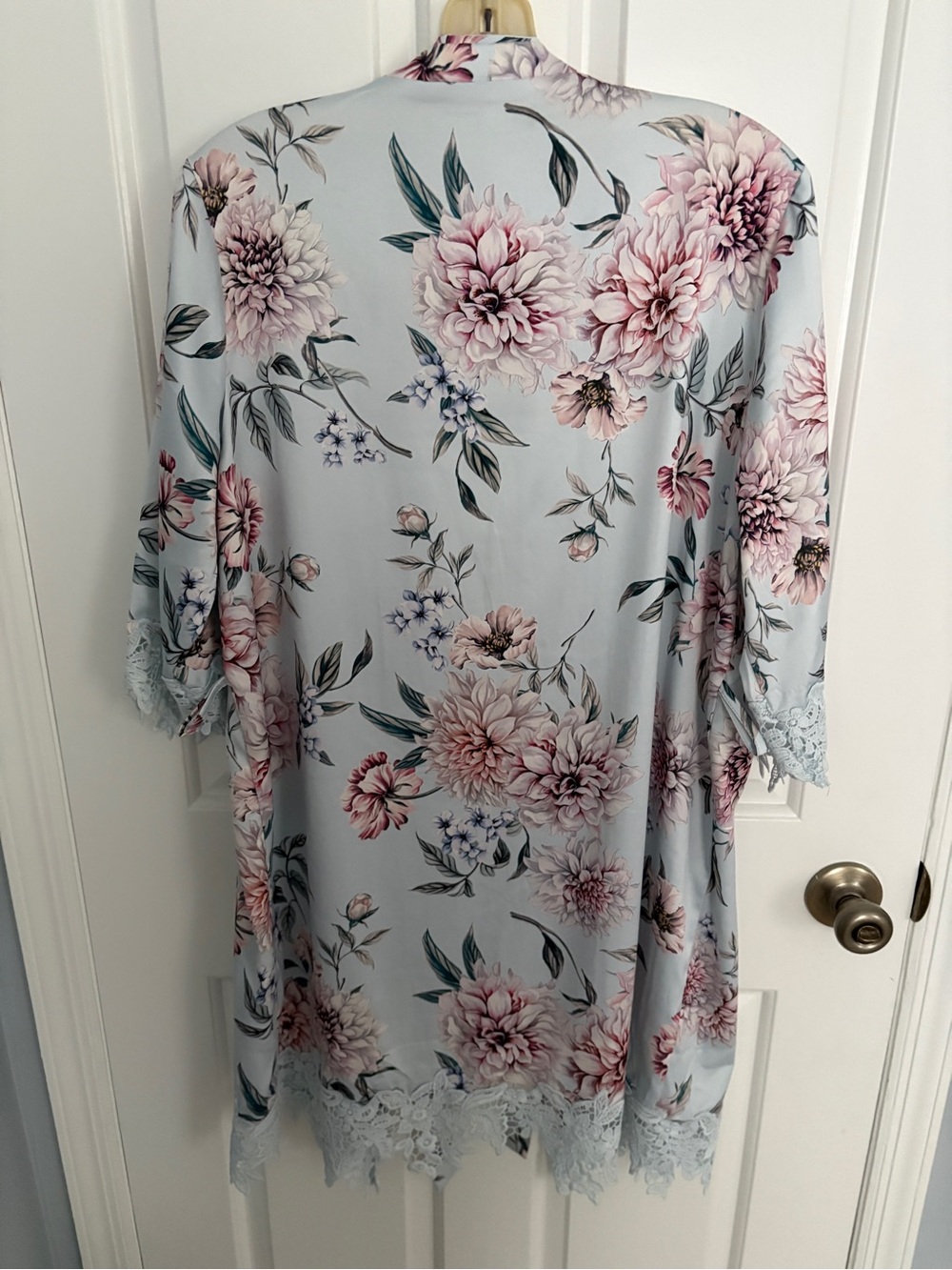 Le Rose Small Medium Floral Robe with Lace Details - Picture 5 of 7